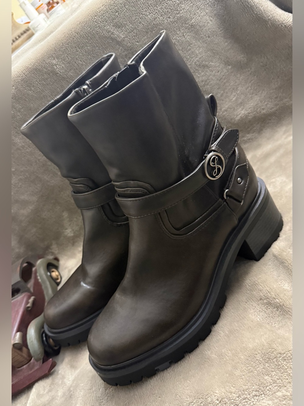 Sam & Libby Women's Owen Lug Sole Moto Boots - Women's size 10
